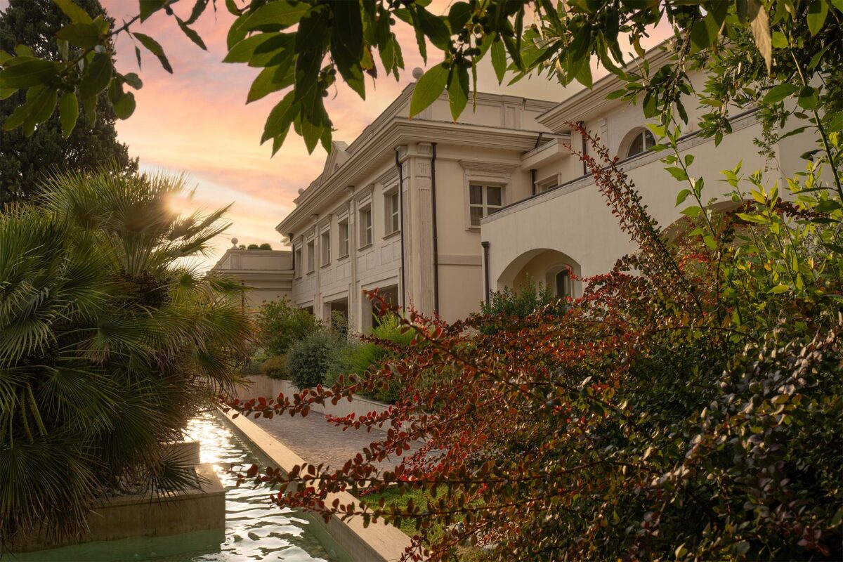 La facciata di Villa Orsini circondata dal verde delle piante