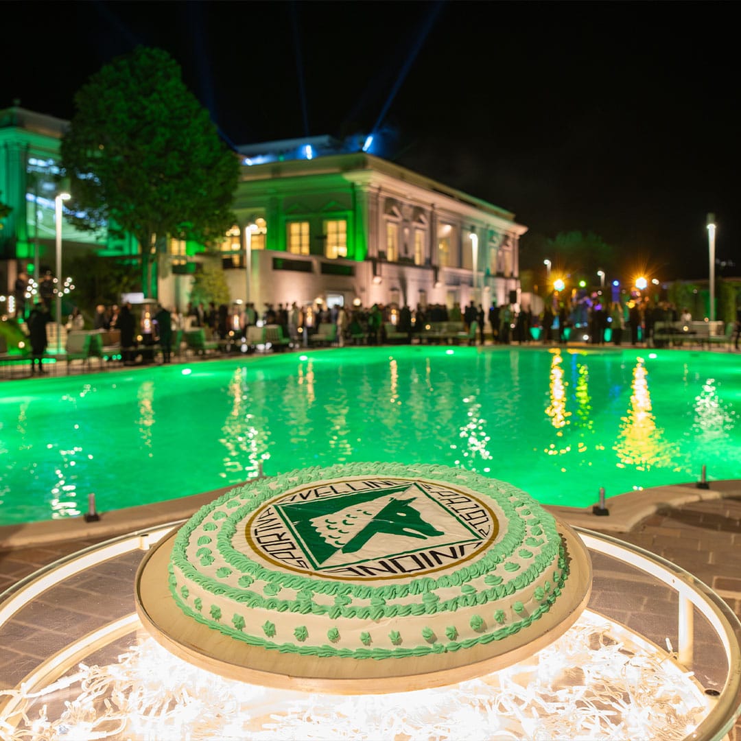 Torta celebrativa con il logo dell'US Avellino in occasione del dinner party a Villa Orsini, con la piscina e la facciata della villa sullo sfondo