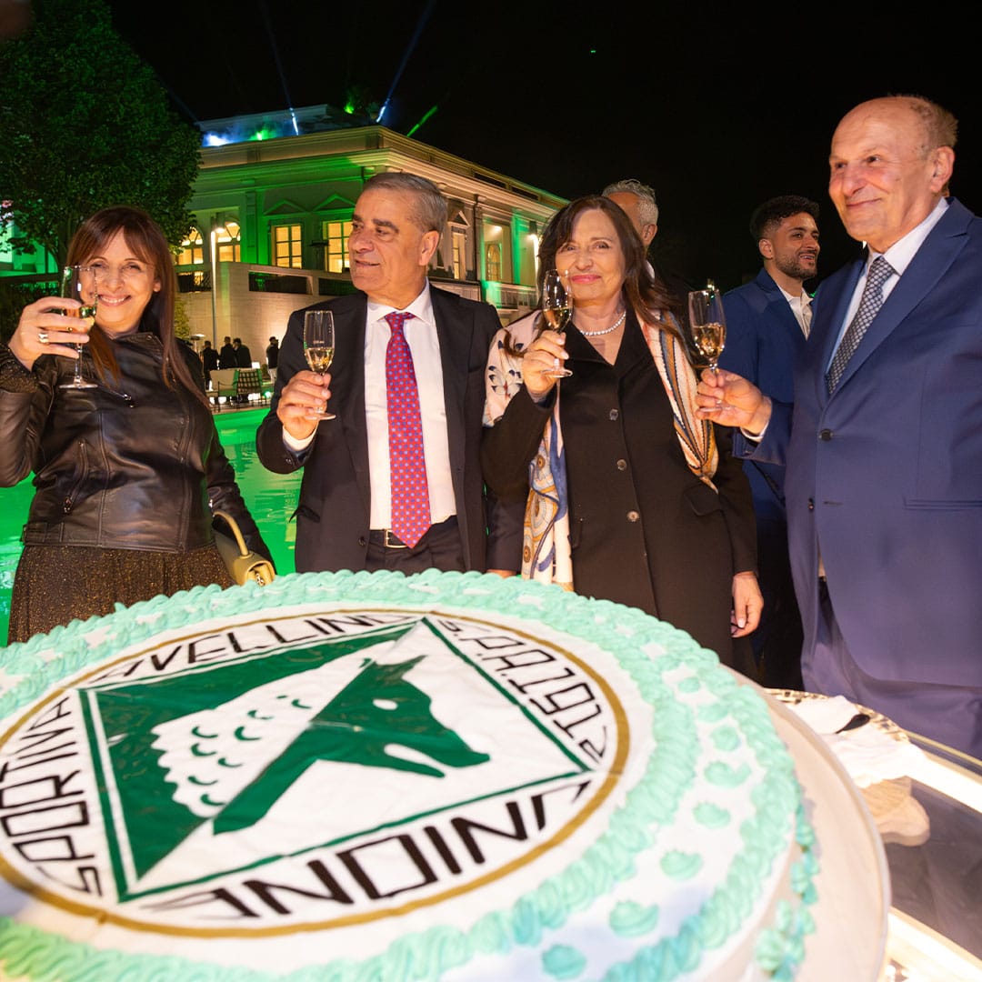 Brindisi accanto a una grande torta celebrativa con il logo dell'US Avellino durante l'evento a Villa Orsini