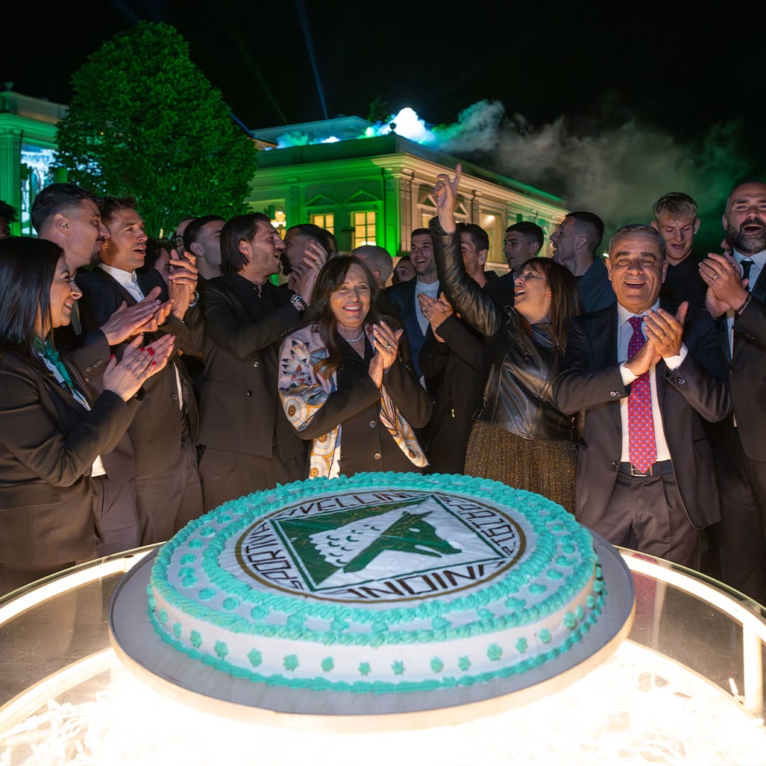 Festeggiamenti accanto a una grande torta celebrativa con il logo dell'US Avellino durante l'evento a Villa Orsini