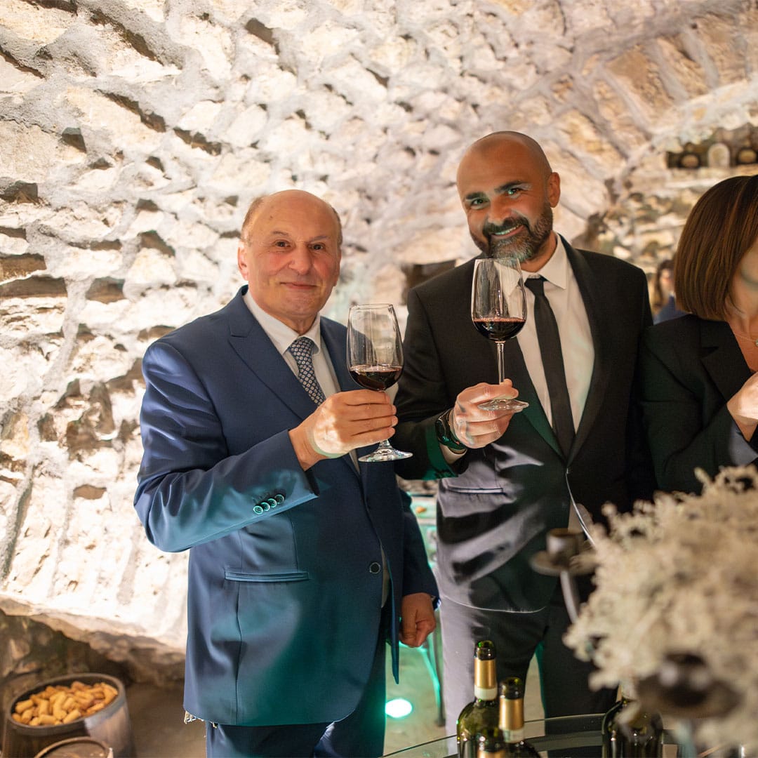 Clemente Pascarella e l'allenatore dell'US Avellino Raffaele Biancolino con un calice di vino in mano