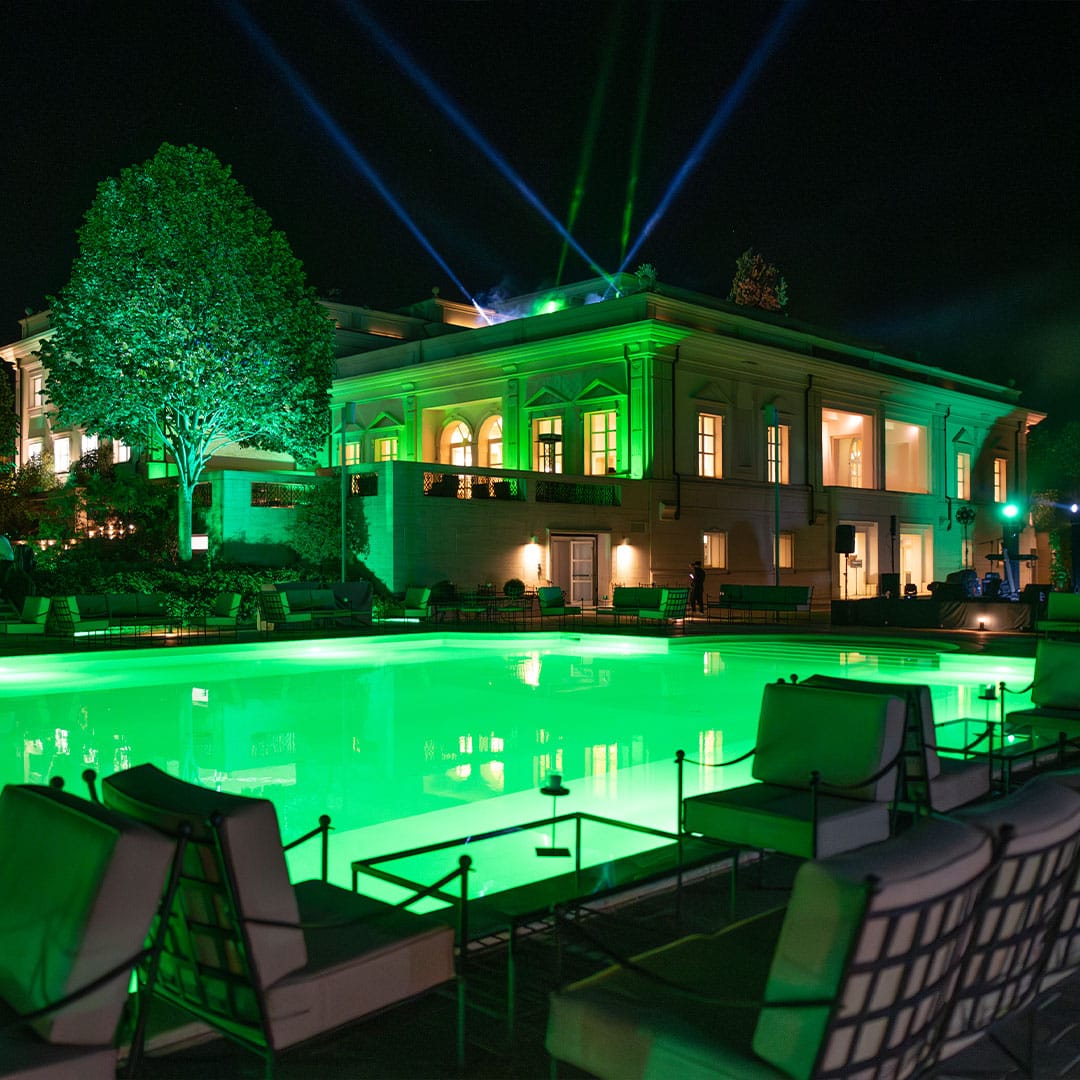 La facciata di Villa Orsini e la piscina illuminati di verde