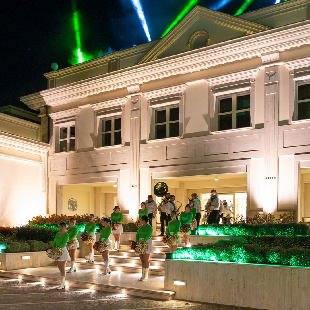 Cheerleader che si esibiscono di fronte alla facciata della villa