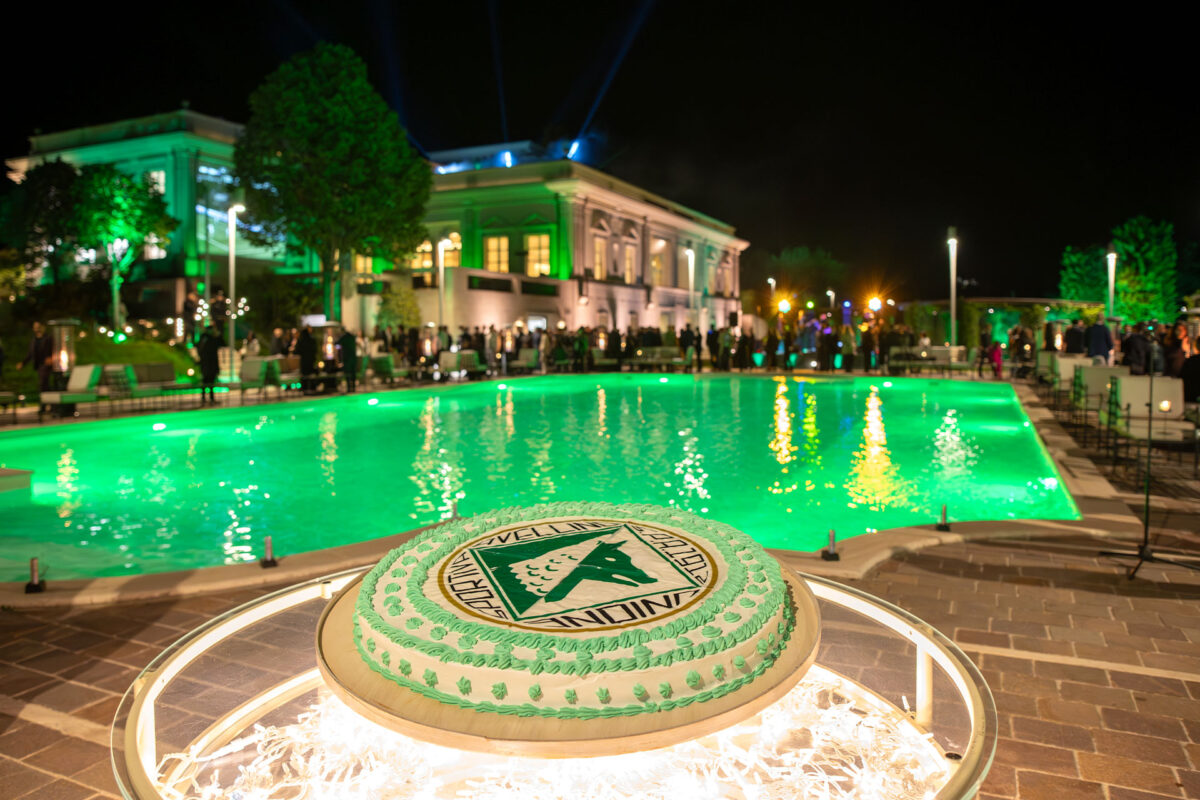 Torta celebrativa con il logo dell'US Avellino in occasione del dinner party a Villa Orsini, con la piscina e la facciata della villa sullo sfondo