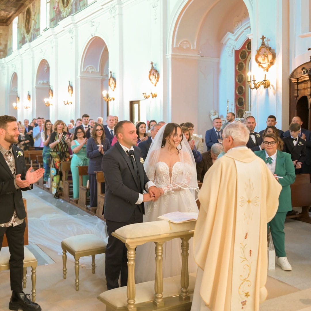 Sposi durante il rito in chiesa