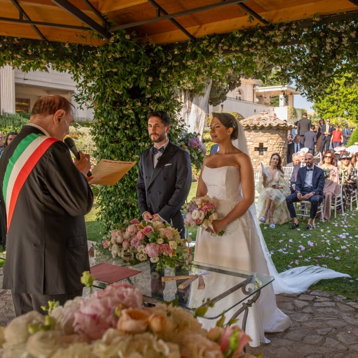 coppia di sposi durante il rito civile a villa orsini