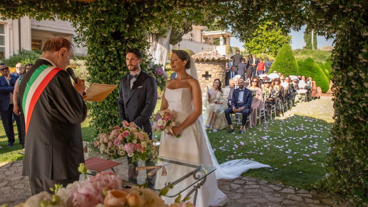 coppia di sposi durante il rito civile a villa orsini