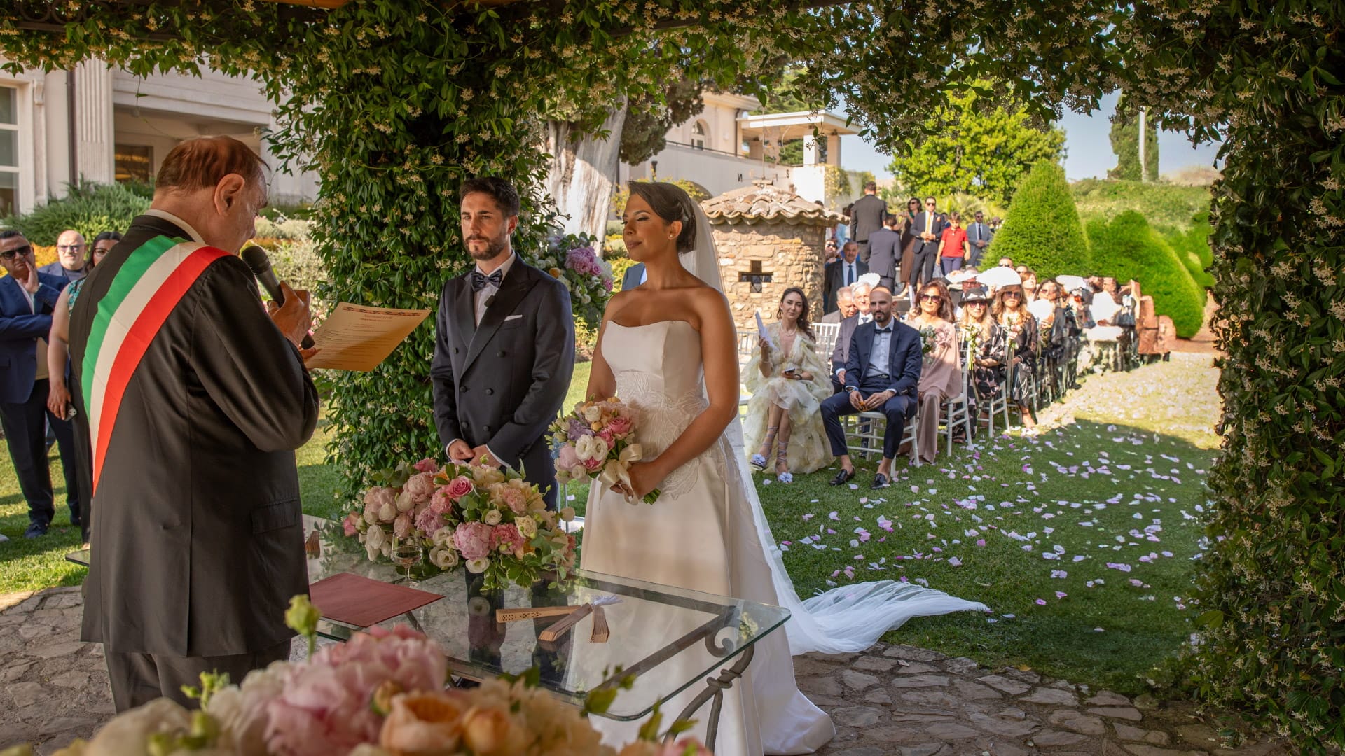 coppia di sposi durante il rito civile a villa orsini