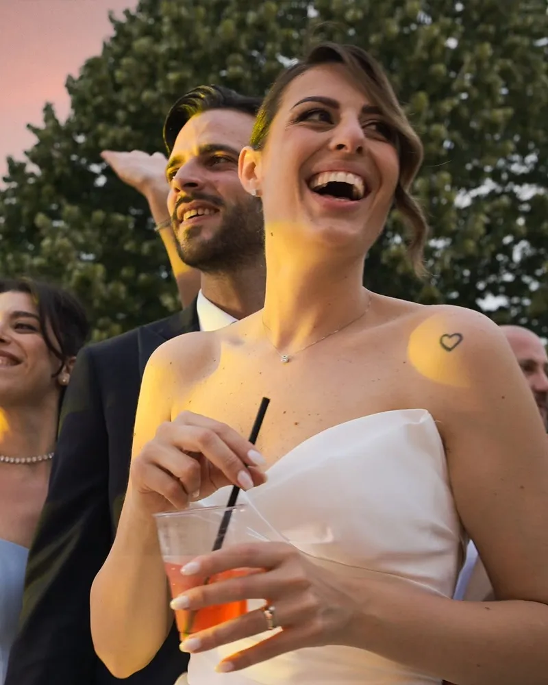 Sposa che si diverte mentre regge un drink
